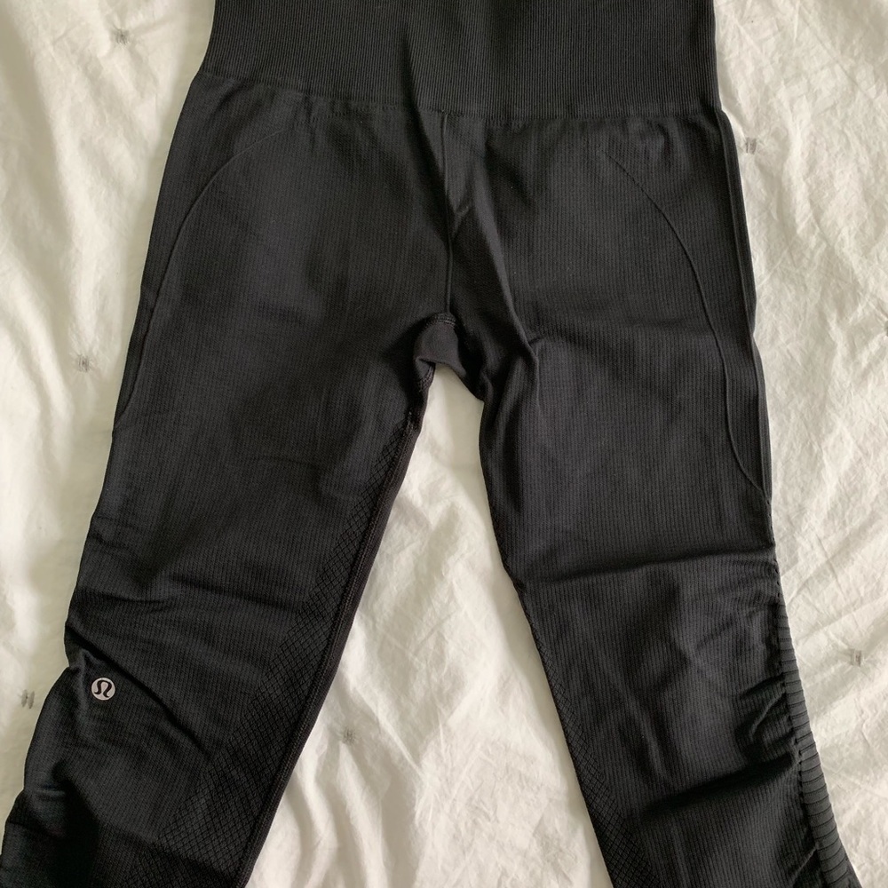 Lululemon cropped gray leggings! Size 4